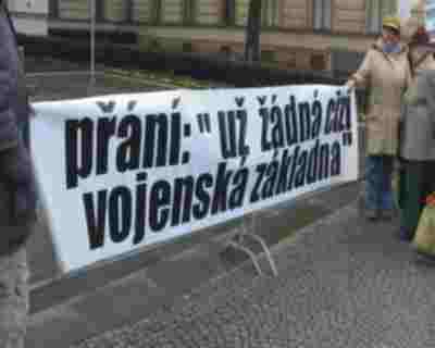Protest u Úřadu vlády ČR, podpora demonstrace na Slovensku s tisícovou účastí