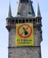 Na Staroměstské radnici se objevil obří transparent NE základnám
